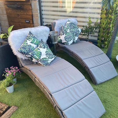 Mini Love Island Style Guest House Includes Personal Hot 24 Hour Swimming Pool, Outdoor Bathtub, Heated Dining Dome And Fire Pit, All This Is Secretly Located In The Busy Suburbs Of נוטינגהאם מראה חיצוני תמונה