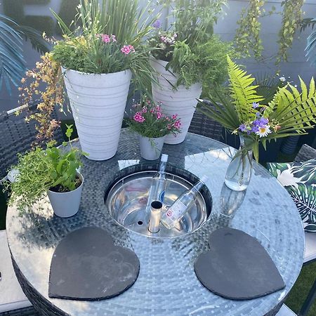 Mini Love Island Style Guest House Includes Personal Hot 24 Hour Swimming Pool, Outdoor Bathtub, Heated Dining Dome And Fire Pit, All This Is Secretly Located In The Busy Suburbs Of נוטינגהאם מראה חיצוני תמונה