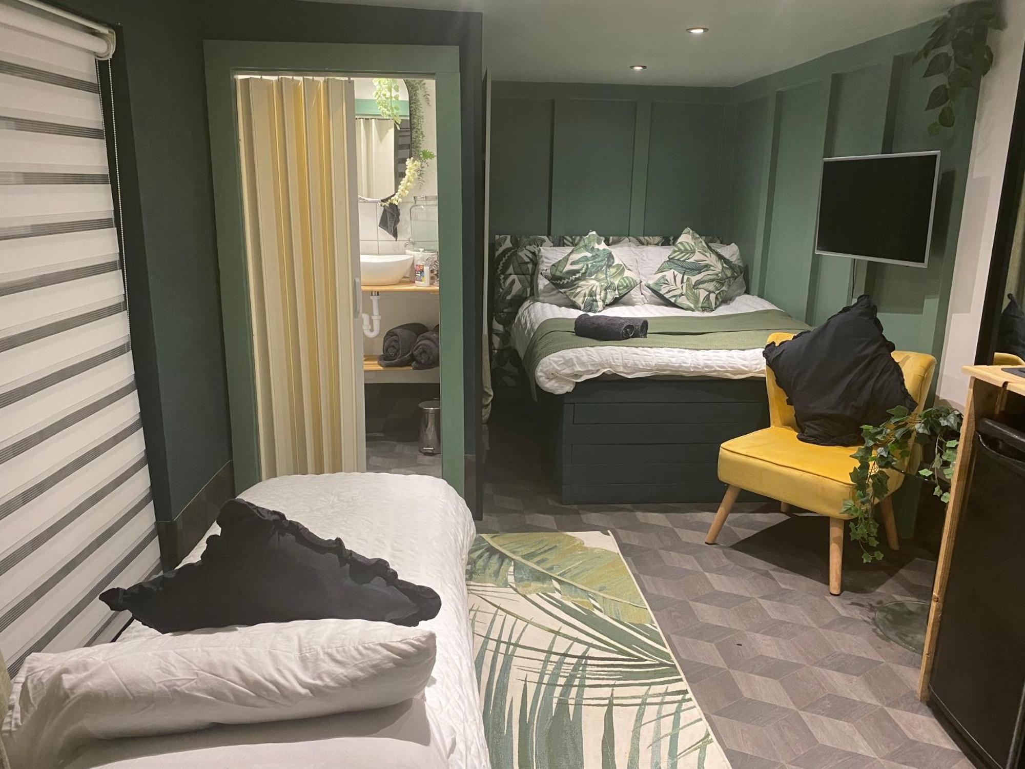 Mini Love Island Style Guest House Includes Personal Hot 24 Hour Swimming Pool, Outdoor Bathtub, Heated Dining Dome And Fire Pit, All This Is Secretly Located In The Busy Suburbs Of נוטינגהאם מראה חיצוני תמונה