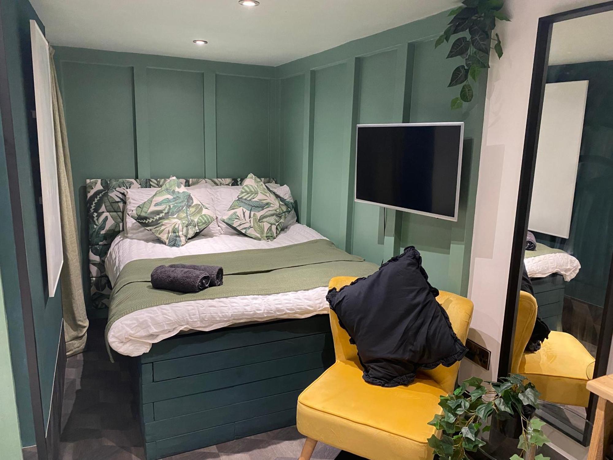 Mini Love Island Style Guest House Includes Personal Hot 24 Hour Swimming Pool, Outdoor Bathtub, Heated Dining Dome And Fire Pit, All This Is Secretly Located In The Busy Suburbs Of נוטינגהאם מראה חיצוני תמונה