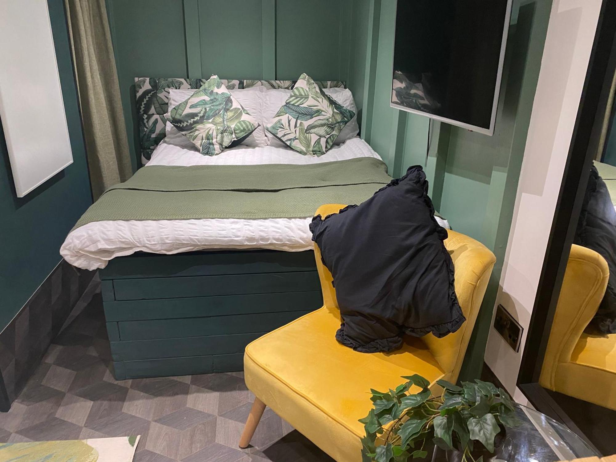 Mini Love Island Style Guest House Includes Personal Hot 24 Hour Swimming Pool, Outdoor Bathtub, Heated Dining Dome And Fire Pit, All This Is Secretly Located In The Busy Suburbs Of נוטינגהאם מראה חיצוני תמונה
