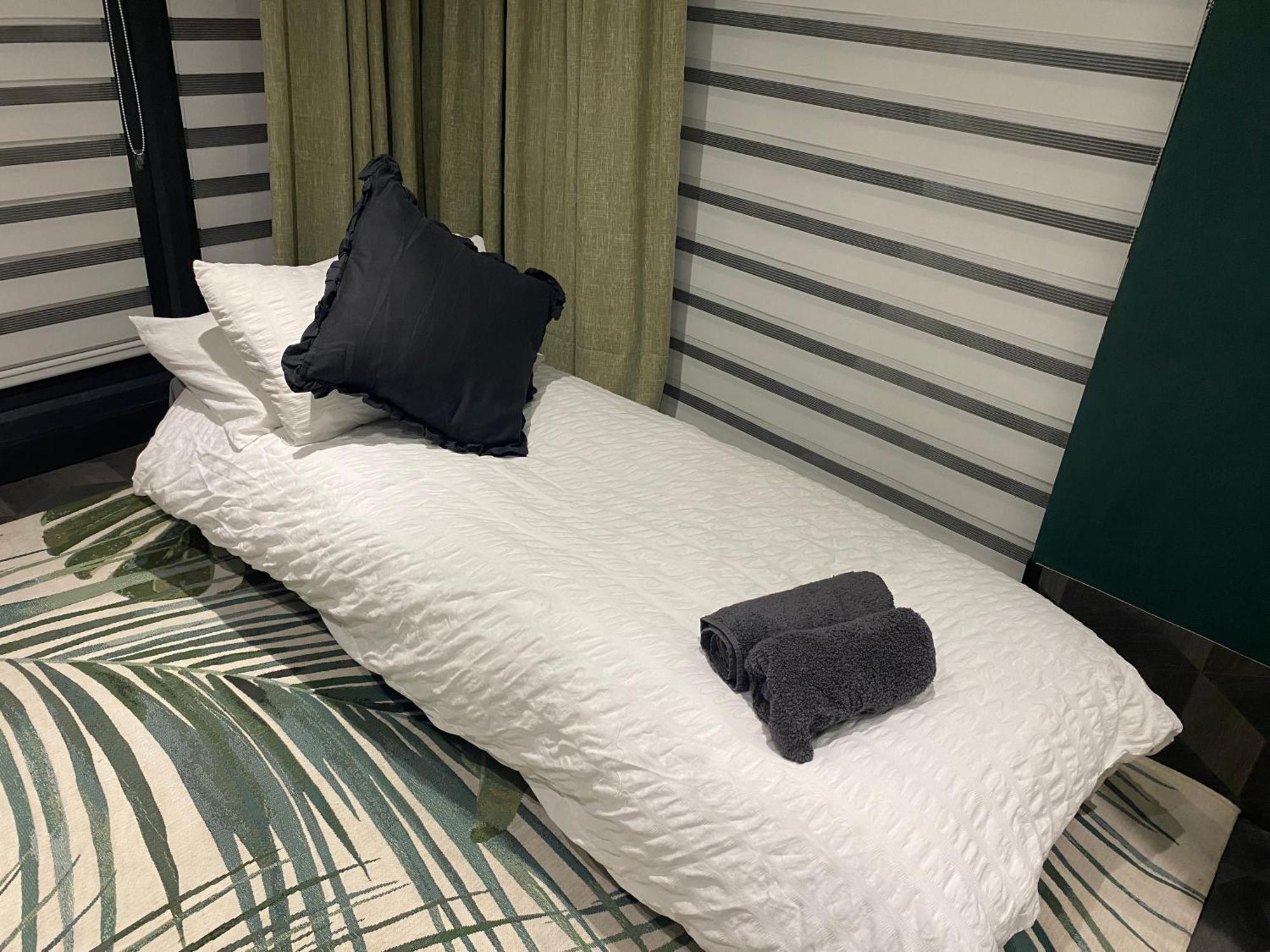 Mini Love Island Style Guest House Includes Personal Hot 24 Hour Swimming Pool, Outdoor Bathtub, Heated Dining Dome And Fire Pit, All This Is Secretly Located In The Busy Suburbs Of נוטינגהאם מראה חיצוני תמונה