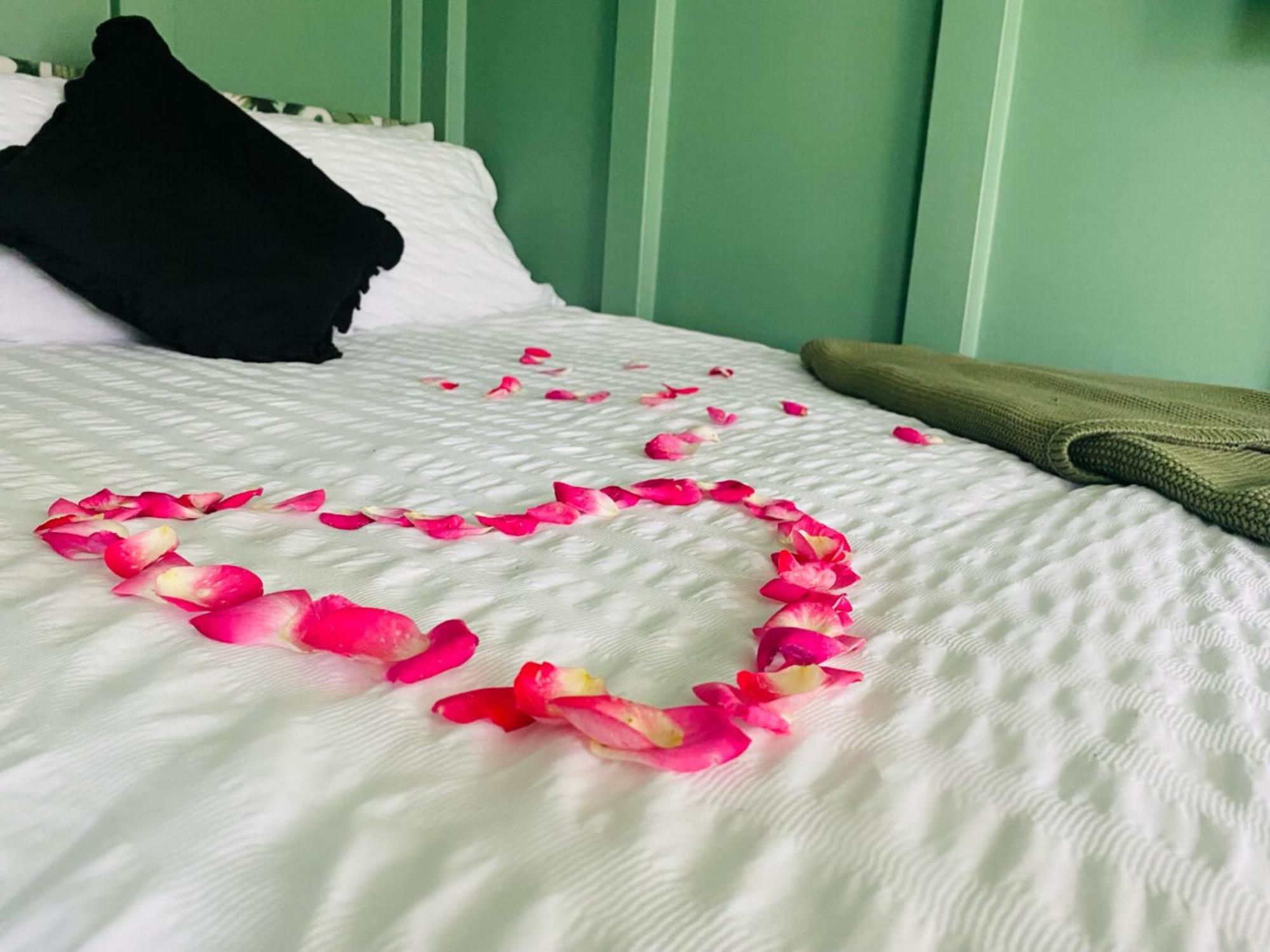 Mini Love Island Style Guest House Includes Personal Hot 24 Hour Swimming Pool, Outdoor Bathtub, Heated Dining Dome And Fire Pit, All This Is Secretly Located In The Busy Suburbs Of נוטינגהאם מראה חיצוני תמונה