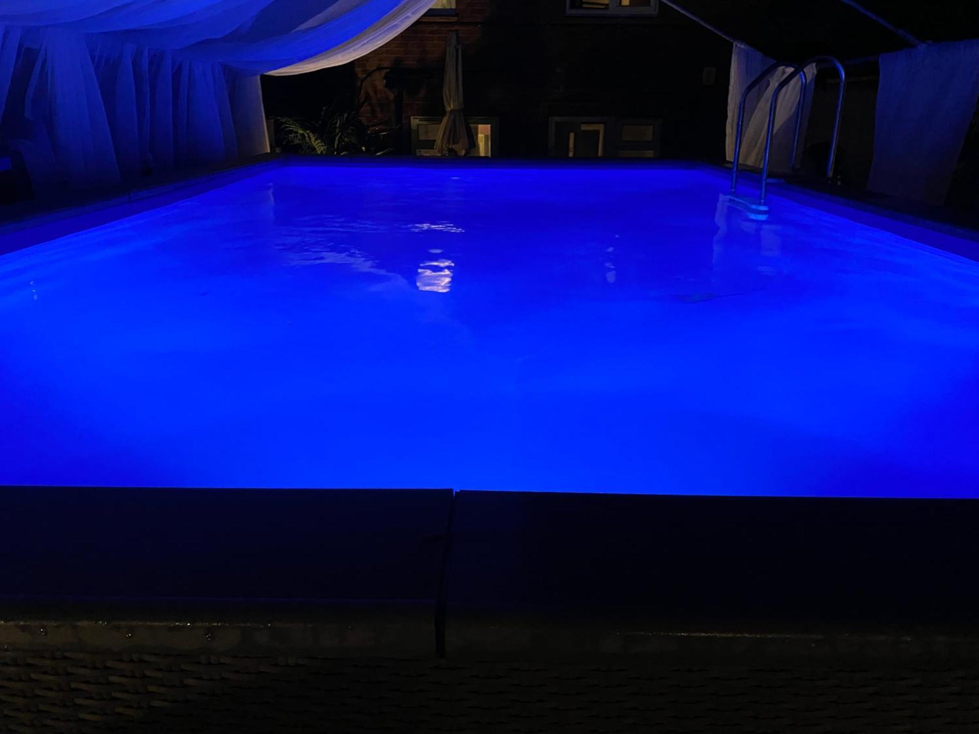 Mini Love Island Style Guest House Includes Personal Hot 24 Hour Swimming Pool, Outdoor Bathtub, Heated Dining Dome And Fire Pit, All This Is Secretly Located In The Busy Suburbs Of נוטינגהאם מראה חיצוני תמונה