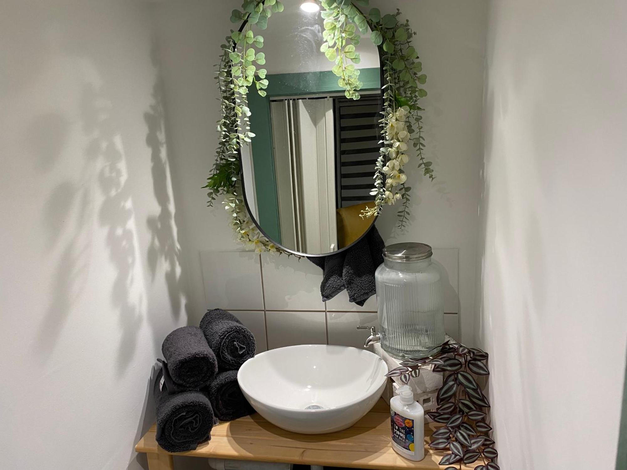 Mini Love Island Style Guest House Includes Personal Hot 24 Hour Swimming Pool, Outdoor Bathtub, Heated Dining Dome And Fire Pit, All This Is Secretly Located In The Busy Suburbs Of נוטינגהאם מראה חיצוני תמונה
