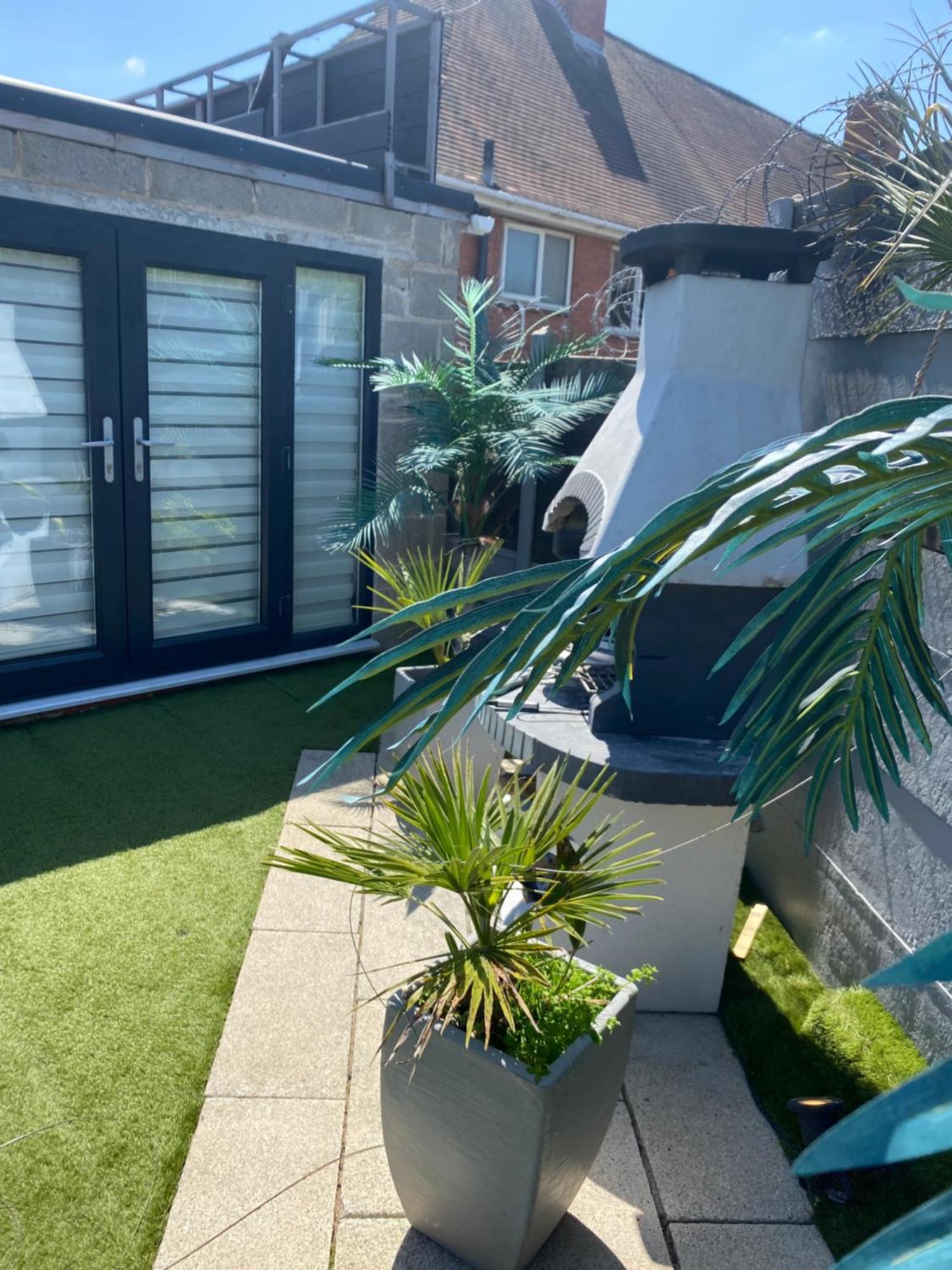 Mini Love Island Style Guest House Includes Personal Hot 24 Hour Swimming Pool, Outdoor Bathtub, Heated Dining Dome And Fire Pit, All This Is Secretly Located In The Busy Suburbs Of נוטינגהאם מראה חיצוני תמונה