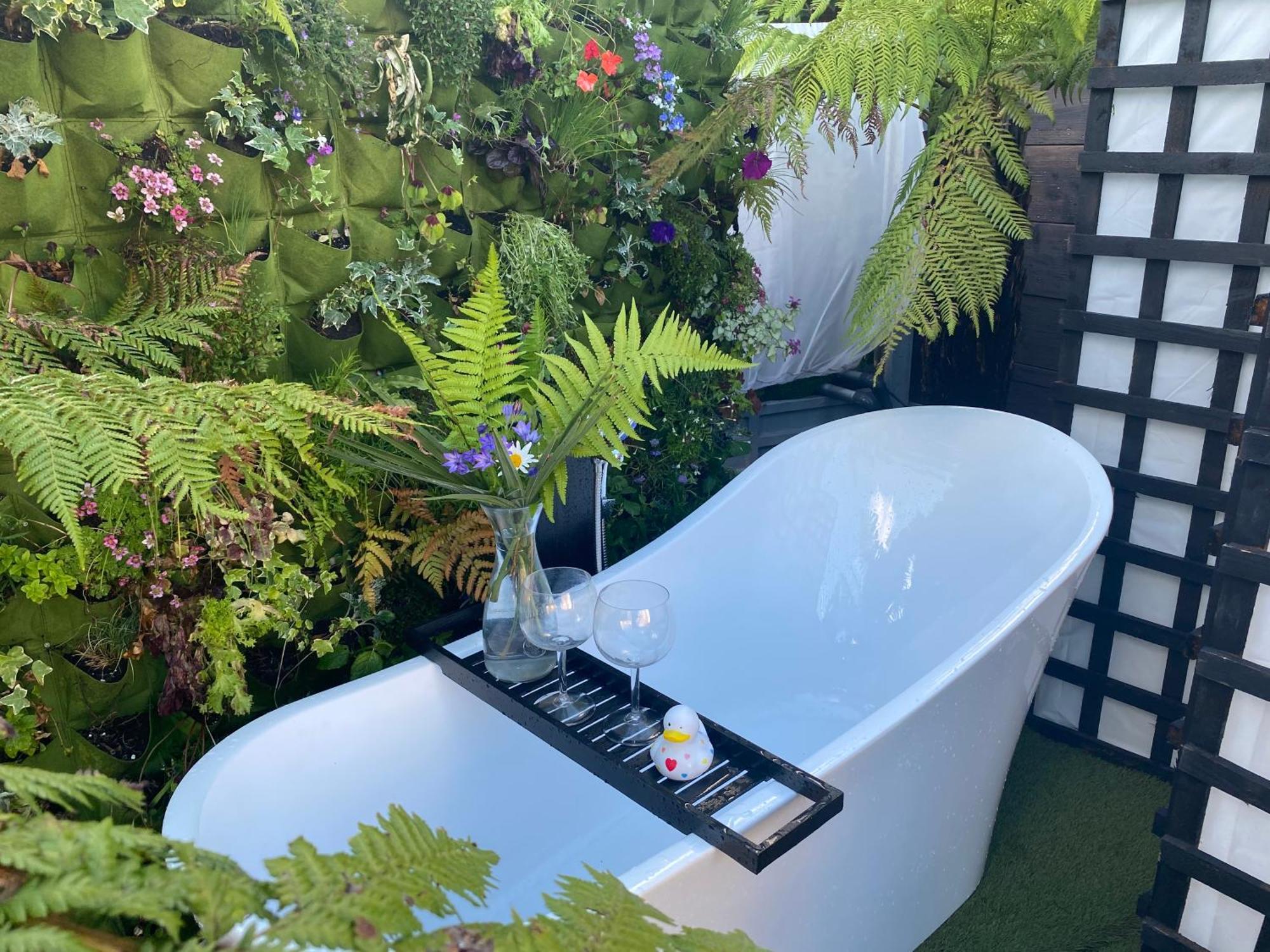 Mini Love Island Style Guest House Includes Personal Hot 24 Hour Swimming Pool, Outdoor Bathtub, Heated Dining Dome And Fire Pit, All This Is Secretly Located In The Busy Suburbs Of נוטינגהאם מראה חיצוני תמונה