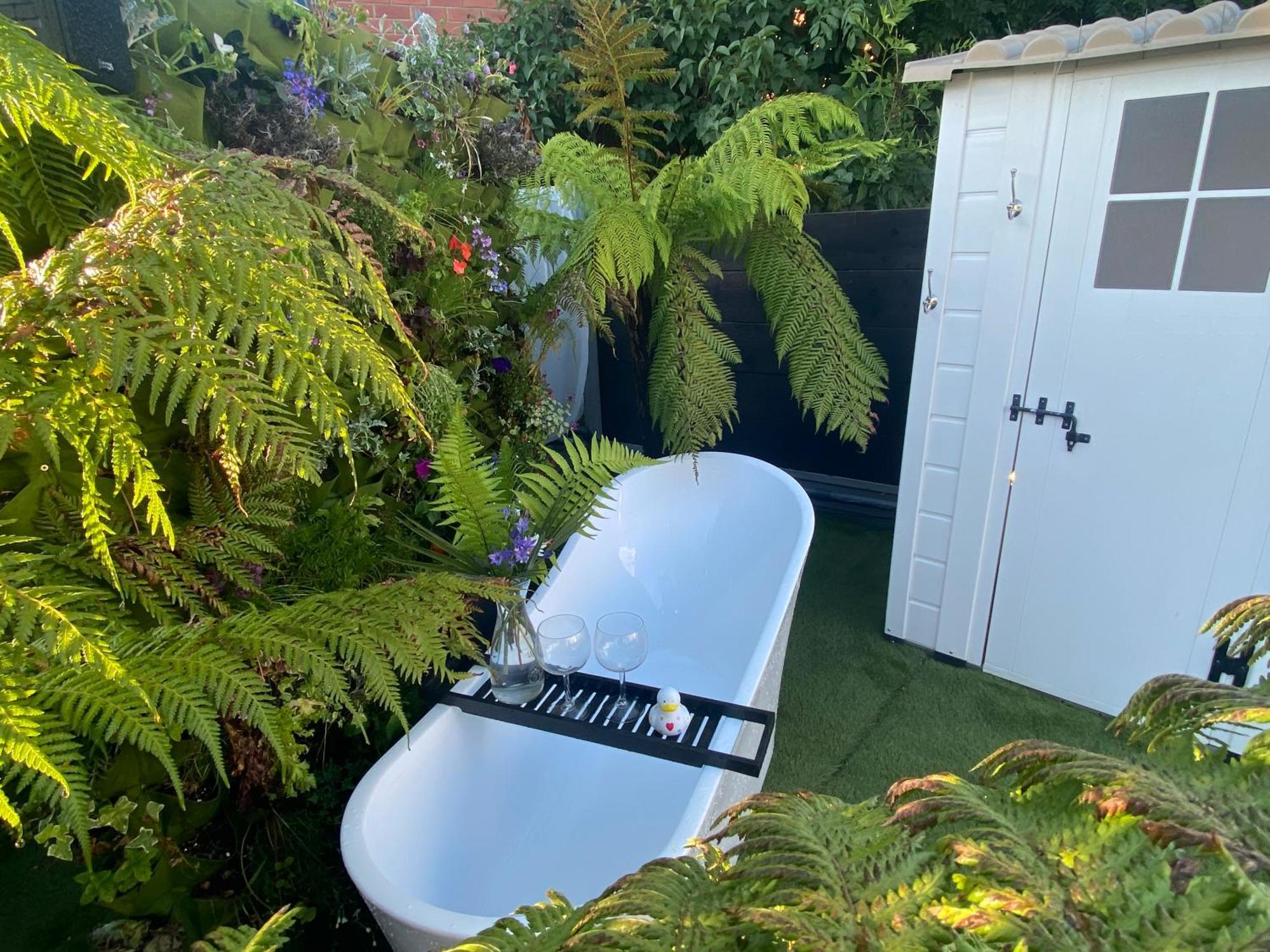 Mini Love Island Style Guest House Includes Personal Hot 24 Hour Swimming Pool, Outdoor Bathtub, Heated Dining Dome And Fire Pit, All This Is Secretly Located In The Busy Suburbs Of נוטינגהאם מראה חיצוני תמונה